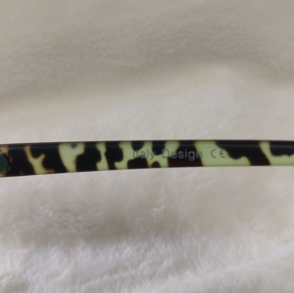 Retro UV 400 Clear Animal Print Sunglasses - Picture 5 of 8